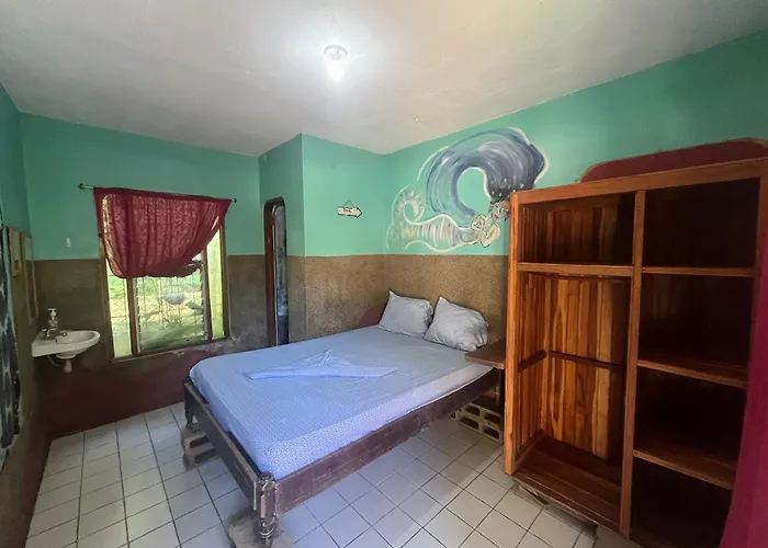 Mariposas Hostal *