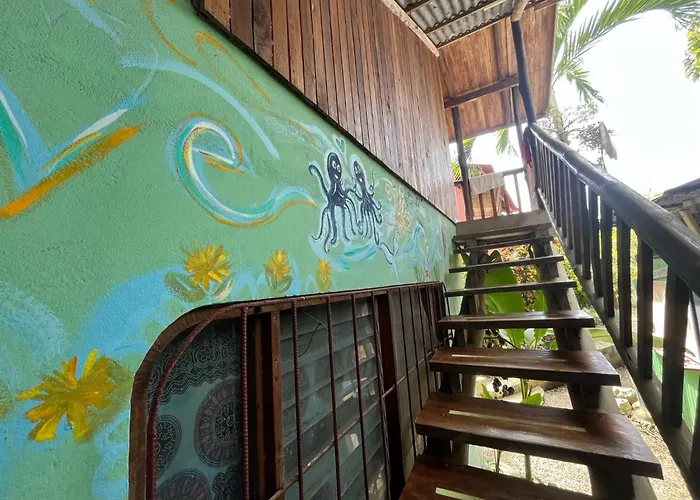 Mariposas Hostal *